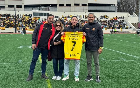 Homenaje. Carlos Muñoz Jr. y    Violeta Vergara recibieron la camiseta de manos de Antonio Álvarez y Raúl Chávez, de Barcelona.