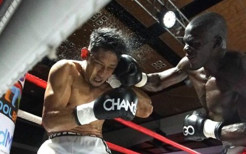 Abel Mina (i), uno de los afectados en uno de sus últimos combates.