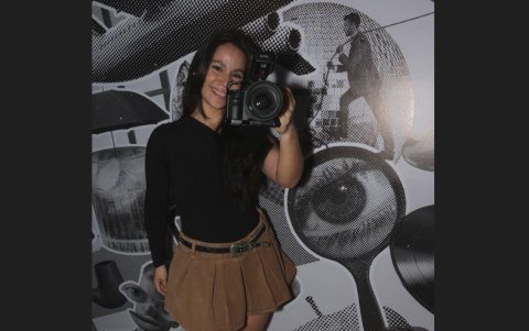 Nicole Govea y su cámara.