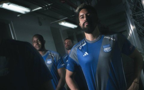 El volante Cristhian Noboa luciendo la nueva camiseta.