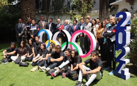 Algunos deportistas clasificados a París, así como autoridades del COE y el ministerio acudieron a la Embajada.