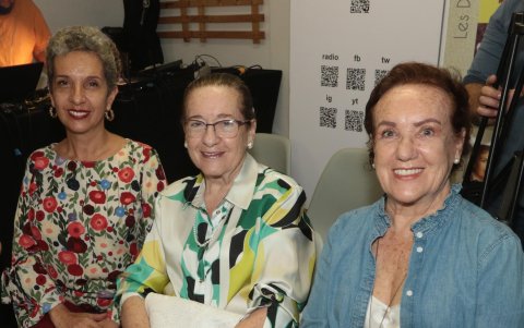 Mari Paz Patiño y Mari Paz Lozano acompañadas de Lourdes Lozano.