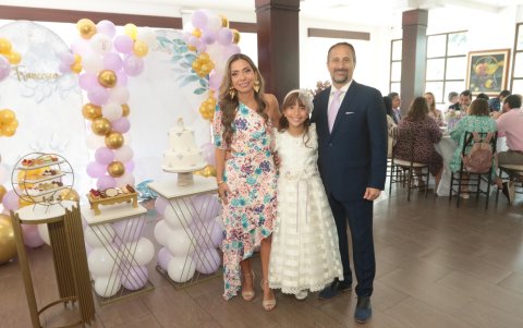 Francesca junto a sus padres, Inés y Pablo.