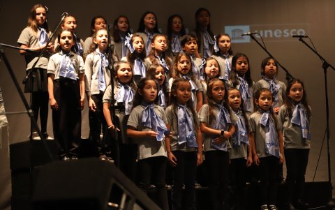 El coro Lower School del Colegio Einstein entonó melodías en memoria de las víctimas del Holocausto.