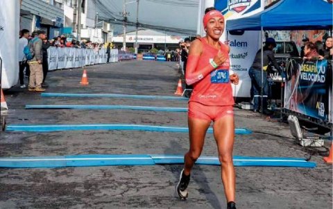 La celebración de la maratonista tricolor Mary Granja tras cruzar la meta en Sevilla y alcanzar la marca a París 2024.