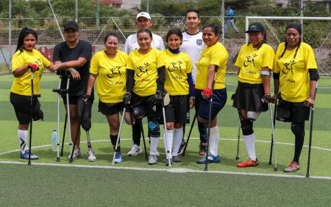 Las deportistas se preparan para estar listas para los trabajos en la cancha.