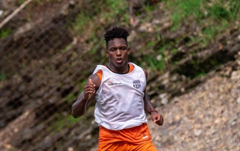 Reasco otras de las opciones de Barcelona en el ataque..