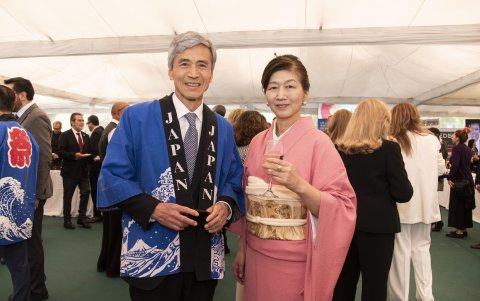 Los embajadores Keiichiro Morishita y Junko Morishita, anfitriones del evento.