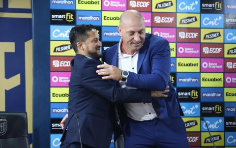 Luis Muentes (i), presidente del gremio arbitral, agradeció a Néstor Pitana (d) por aceptar el reto.