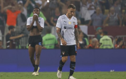 Ezequiel Piovi (d) de LDU reacciona al perder la final de la Recopa Sudamericana entre Fluminense y LDU Quito este jueves, en el estadio Maracaná en Río de Janeiro (Brasil).
