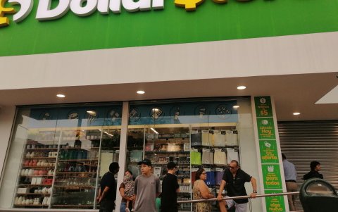 Local.- Un grupo de personas hacen fila para ingresar a Dollar $tore antes de que se inaugure en Urdesa.