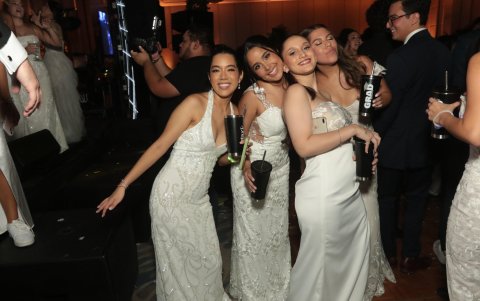 María Belén León, Anabella Maluje y Fabiana Velasco posan para la cámara.