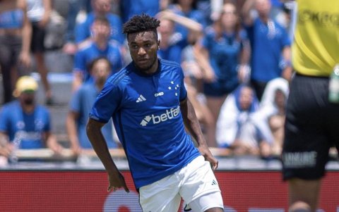 El volante ecuatoriano José Cifuentes empieza a tener momentos en Cruzeiro de Brasil