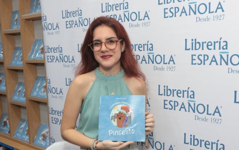Pilar con el libro, que gira en torno a las andanzas de Pincelito, cuyo dueño, un español, decide dejar de hacer trazos y dibujos. Ante aquella triste realidad, el  protagonista tomar la decisión de viajar a Guayaquil, Ecuador. Allí conoce a los niños de la aldea Cristo Rey y comienza así a pintar y crear nuevas aventuras.