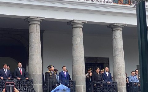 El exlegislador del PSC, Pablo Muentes (d), en el Palacio de Carondelet por el cambio de guardia.