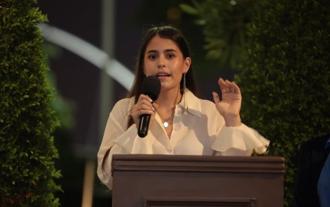 Viveka Falquez, directora de Artes Plásticas de  Cemba, se dirigió a los asistentes.