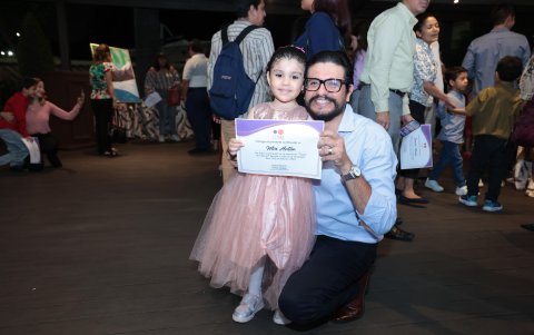 Álvaro Antón, feliz junto a Mía Antón Suasnavas.