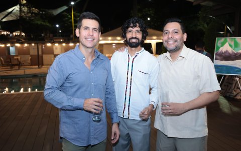 Rorberto Falquez junto a José y Carlos Orellana.