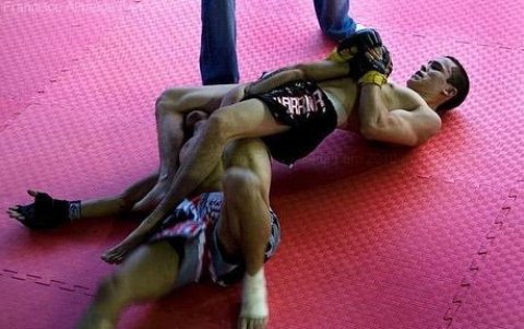 Vera sometió a Orosco con una palanca al brazo.