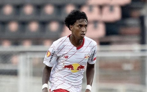 Leonardo Realpe continúa afianzándose en la zona defensiva de Bragantino