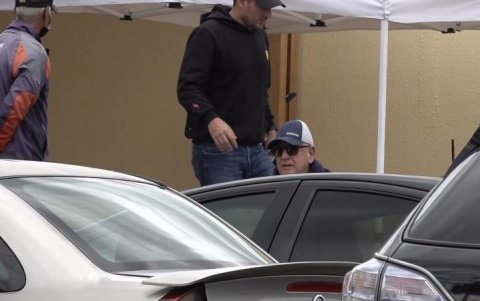Como queriendo pasar desapercibido, con gafas y gorra, Luis Chiriboga, hoy de 77 años, acudió a las reuniones del club hace pocos meses.