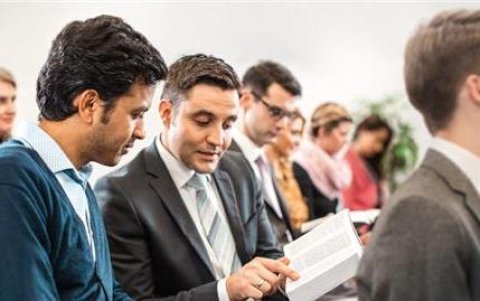 Salón.- Así son las reuniones de los testigos de Jehová en los Salones de Reino.