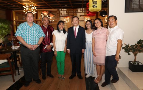 Pablo Chu, Eddie Chiang, Beatriz Chang, Gao Zhenting, Siuyi Wong, Lina Tang y Eddy León.