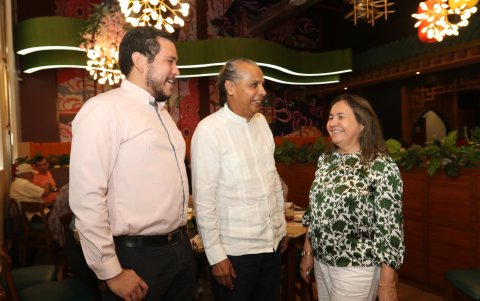 Javier Mariscal, Arturo Chang y Christel Matute.