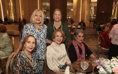 Martha Ontaneda, Patricia Baquerizo, Henrriette Carrión, Olguita de Chalela y Patricia León.