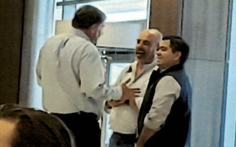 Reunión. El FBI fotografíó la reunión en el 5 de marzo de 2020, en el Marriott Marquis de Houston, entre los hermanos Peré y Javier Aguilar (de chaleco), empleado de Vitol.