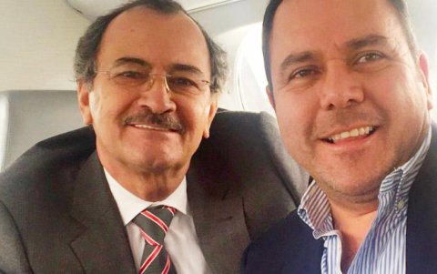 Fernando Villavicencio publicó esta fotografía de Diego Sánchez y Carlos Pólit, en el marco de una denuncia sobre la disputa en la Contraloría.