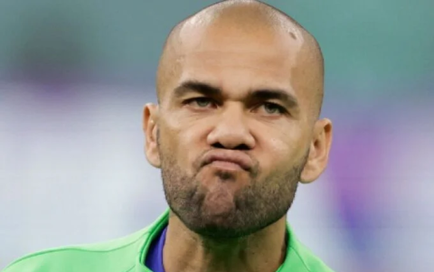 Dani Alves tendrá un día más en prisión debido a que no alcanzó a reunir el dinero para pagar la fianza