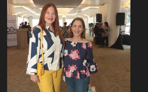 Ángela Andrade y Cinthia de Viteri.