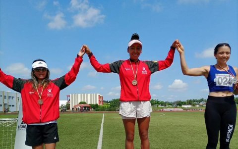 Rosalba Chacha (i) y Mary Granja (c) lograron preseas en la competencia en Guayaquil.