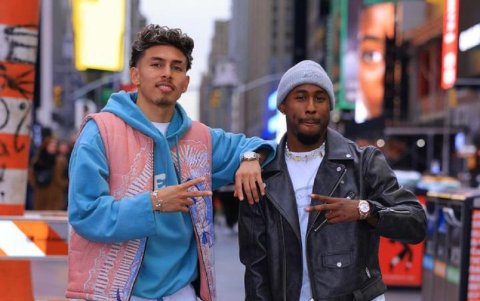 Jeremy Sarmiento y John Yeboah como modelos en Times Square.