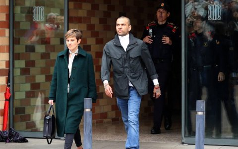 Dani Alves saliendo del juzgado en la ciudad de Barcelona, España