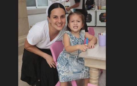 Stefania Saporiti y la pequeña Rafaella Murillo.