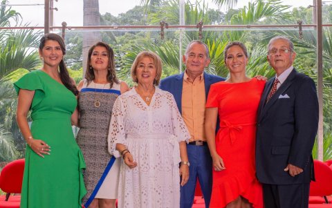 Carolina Calero, Nury Troya, Nancy Chang de Verdesoto, Wellington Goyburo, María Andrea Verdesot y Agustín Verdesoto.