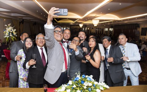 Paul Ocaña sostiene el teléfono para la selfie. Lo acompañan Vinicio Romero, Paola Cajo, Ciro Guzmán, Edmundo Samaniego, Washington Alajo, Jonny Cadena, Magali Quimbiulco, Jenny Yugcha, Orlando Benavides y Babynton Yunapanta.