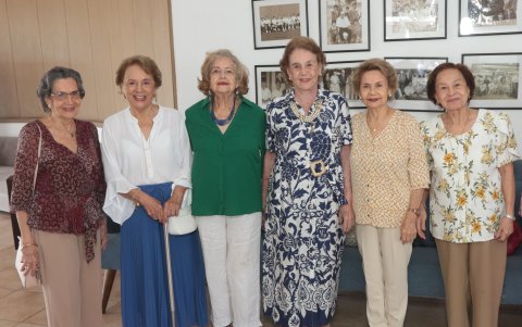 Eva de García, Leontina de Cabanilla, Raquel de Arroyo del Río, Gloria de Vinueza, Alba Elena Alvarado y Chela Ruiz.