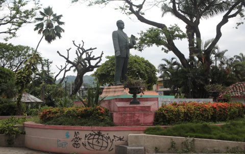 Los grafitis en áreas del parque central de Urdesa siguen sin ser borrados desde hace meses. En este sitio está el monumento a Víctor Emilio Estrada.