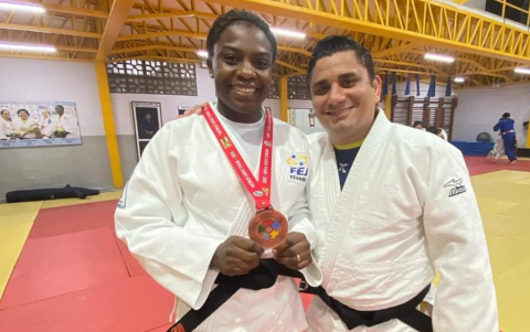 Roberto Ibáñez, hasta el lunes 1 de abril presidente de la Federación Ecuatoriana de Judo, junto a Vanessa Chalá, en el coliseo donde deberán salir en 30 días.