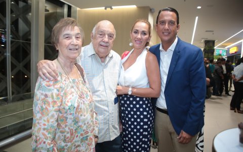 Mabel de Sarrazín, Luís Sarrazín, Sonia Gallardo y Ernesto Sarrazín.
