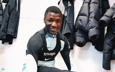 El volante ecuatoriano Moisés Caicedo jugará con Chelsea ante Manchester United