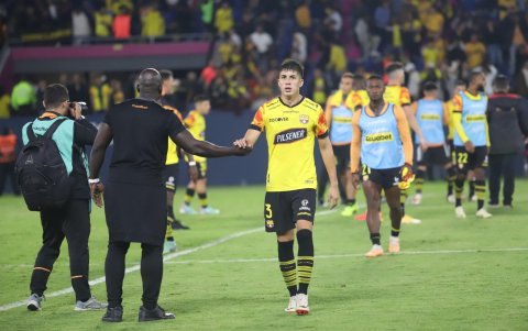 Luca Sosa (d) da la mano a Segundo Alejandro Castilo, su entrenador