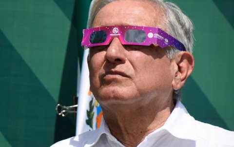 Durante la conferencia matutina, López Obrador aprovechó para observar el eclipse solar de este 8 de abril.