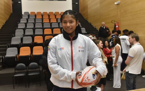 La pequeña Leslie Sangucho con el ovoide oficial del torneo en la presentación.