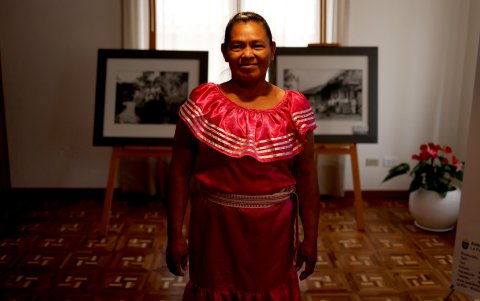 Una mujer indígena de Tierras Bajas posa mientras visita una exposición fotográfica el 11 de abril de 2024 en La Paz (Bolivia).