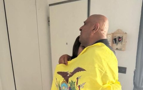 Jesús Hincapié y Mayra Reina, padres del futbolista, celebran el título de Bundesliga desde casa.