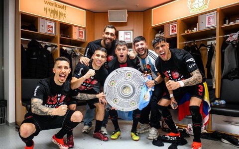 Hincapié celebró el título de manera especial con sus compañeros los españoles Álex Grimaldo y Borja Iglesias, el colombiano Gustavo Puerta y el argentino Exequiel Palacios.